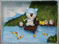 编号：HK10
指导老师：吴小莉
创作者：杨家洁
尺寸：长360mm 宽60mm 高260mm
描述：蓝天，白云，碧水，小熊和朋友们在湖边快乐的垂钓钓，愉快的玩耍。