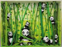 编号：HK15
指导老师：吴小莉
创作者：张丹丹/南回回
尺寸：长360mm 宽60mm 高260mm
描述：大家好，我们是熊猫家族，我们的爱好是吃竹子。